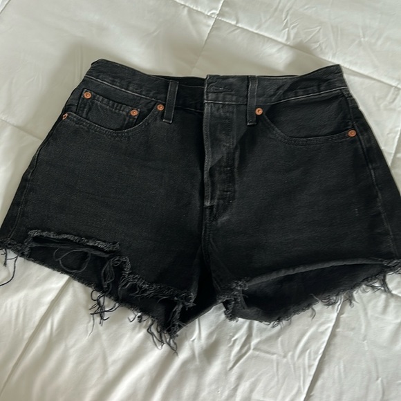 Levi black denim shorts size W 28 never worn - Picture 1 of 7